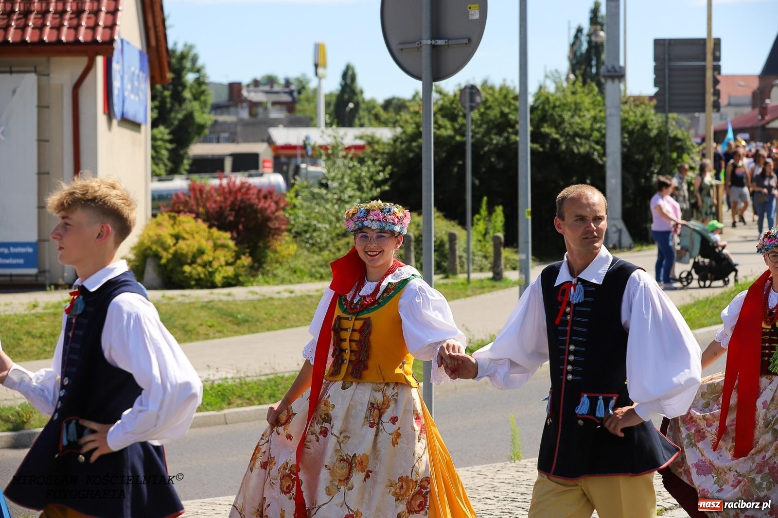 Zdjęcie w galerii na portalu naszraciborz.pl: Raciborskie święto folkloru. Kolorowa parada przeszła przez miasto, tańce na zamku [FOTO i WIDEO] wiadomości z regionu