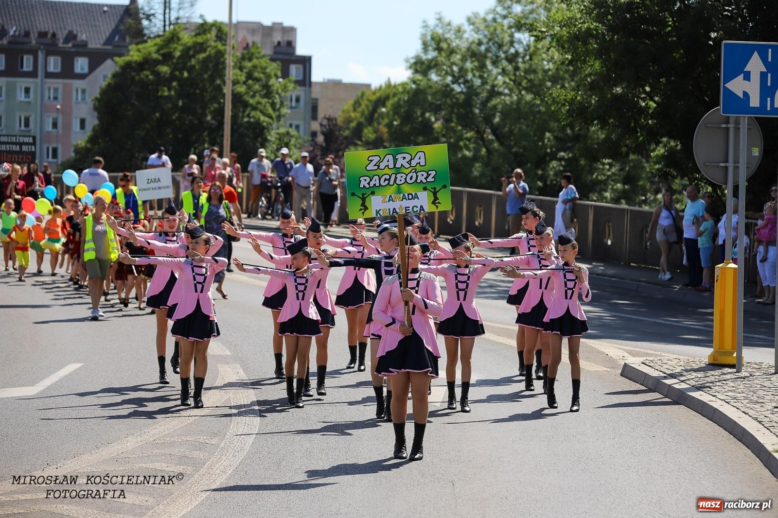 Zdjęcie w galerii na portalu naszraciborz.pl: Raciborskie święto folkloru. Kolorowa parada przeszła przez miasto, tańce na zamku [FOTO i WIDEO] wiadomości z regionu