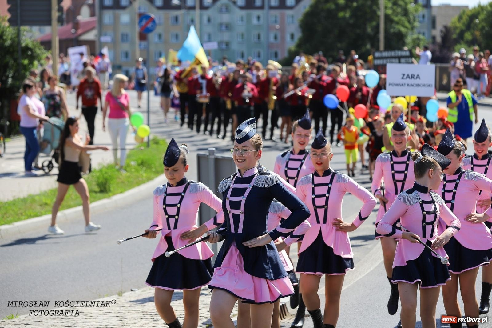 Zdjęcie w galerii na portalu naszraciborz.pl: Raciborskie święto folkloru. Kolorowa parada przeszła przez miasto, tańce na zamku [FOTO i WIDEO] wiadomości z regionu