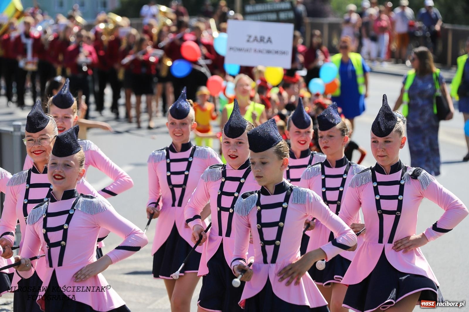 Zdjęcie w galerii na portalu naszraciborz.pl: Raciborskie święto folkloru. Kolorowa parada przeszła przez miasto, tańce na zamku [FOTO i WIDEO] wiadomości z regionu