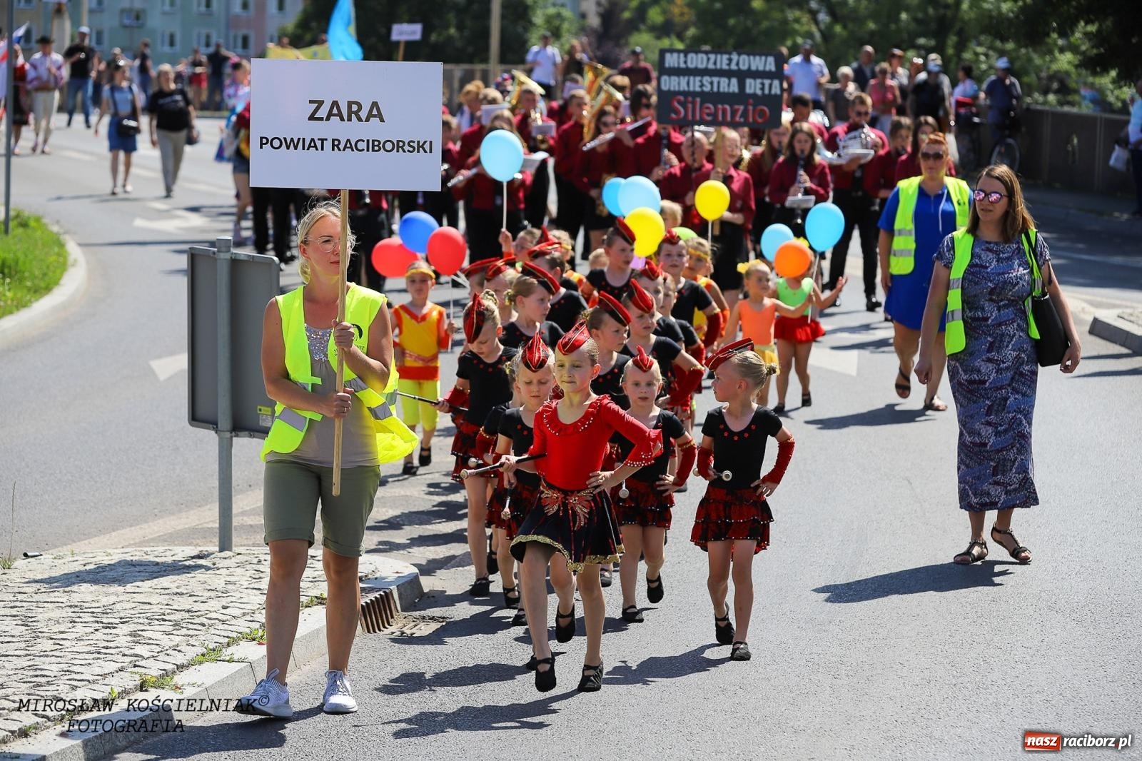 Zdjęcie w galerii na portalu naszraciborz.pl: Raciborskie święto folkloru. Kolorowa parada przeszła przez miasto, tańce na zamku [FOTO i WIDEO] wiadomości z regionu