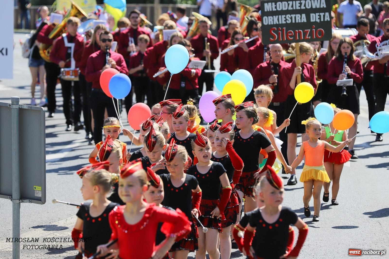 Zdjęcie w galerii na portalu naszraciborz.pl: Raciborskie święto folkloru. Kolorowa parada przeszła przez miasto, tańce na zamku [FOTO i WIDEO] wiadomości z regionu