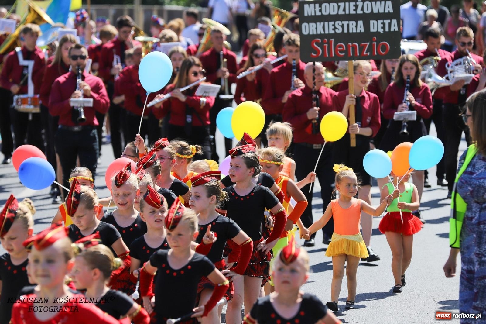 Zdjęcie w galerii na portalu naszraciborz.pl: Raciborskie święto folkloru. Kolorowa parada przeszła przez miasto, tańce na zamku [FOTO i WIDEO] wiadomości z regionu