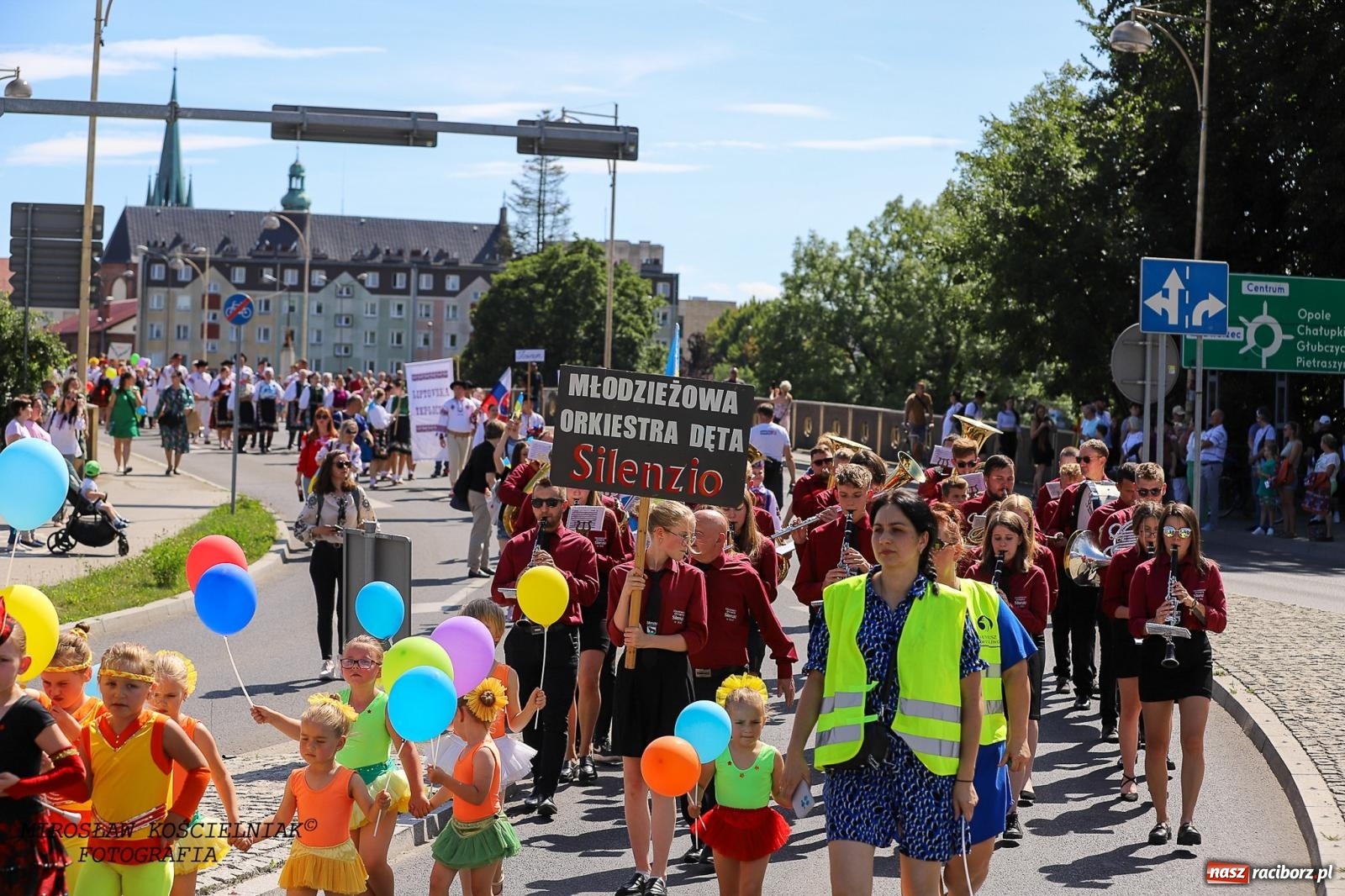 Zdjęcie w galerii na portalu naszraciborz.pl: Raciborskie święto folkloru. Kolorowa parada przeszła przez miasto, tańce na zamku [FOTO i WIDEO] wiadomości z regionu