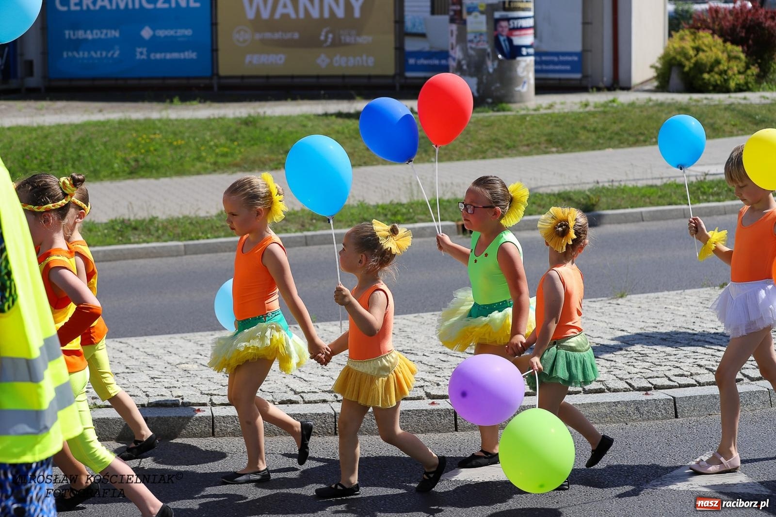Zdjęcie w galerii na portalu naszraciborz.pl: Raciborskie święto folkloru. Kolorowa parada przeszła przez miasto, tańce na zamku [FOTO i WIDEO] wiadomości z regionu