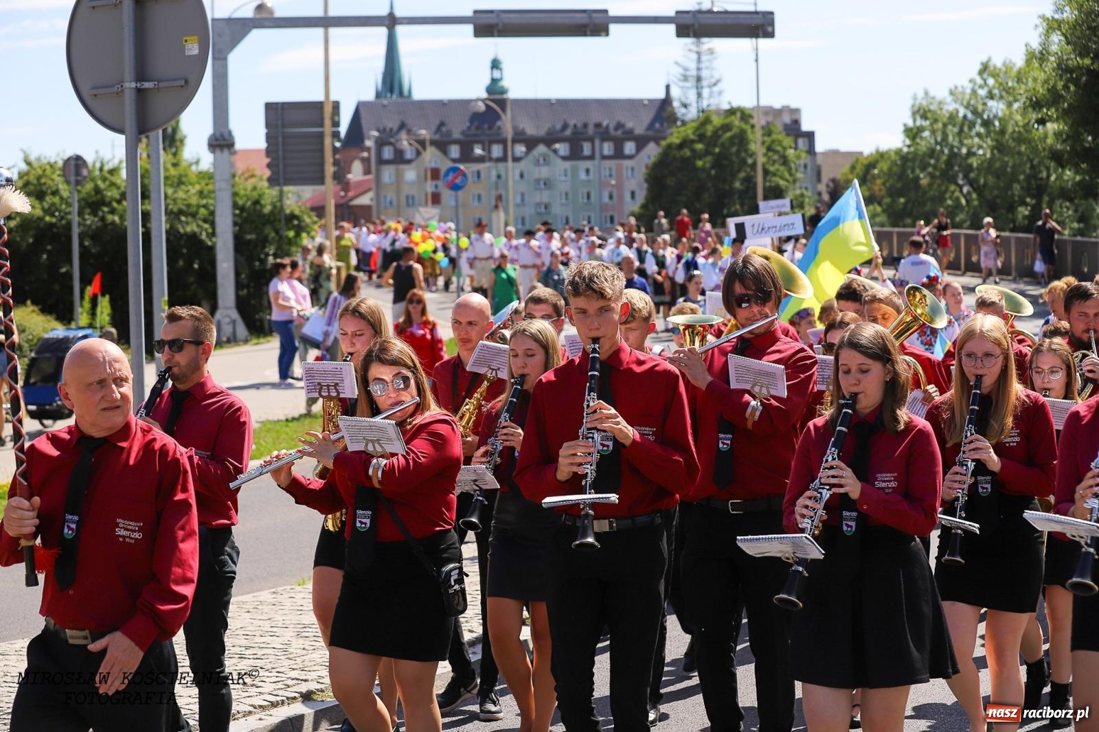 Zdjęcie w galerii na portalu naszraciborz.pl: Raciborskie święto folkloru. Kolorowa parada przeszła przez miasto, tańce na zamku [FOTO i WIDEO] wiadomości z regionu