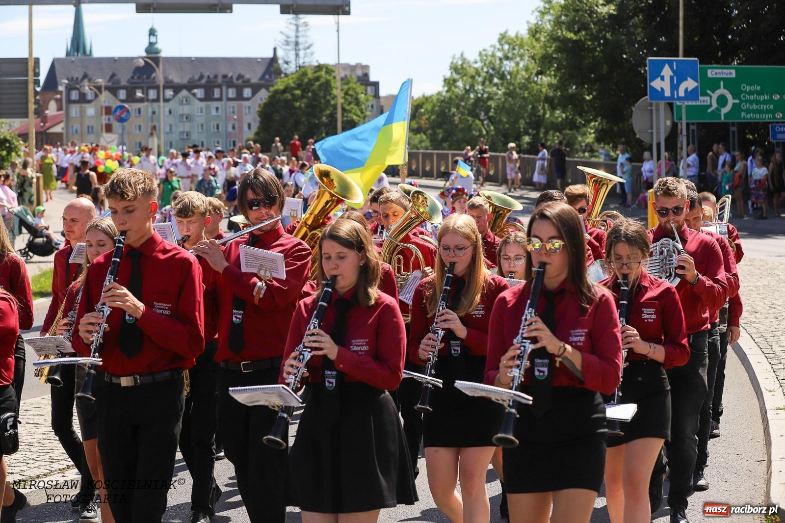 Zdjęcie w galerii na portalu naszraciborz.pl: Raciborskie święto folkloru. Kolorowa parada przeszła przez miasto, tańce na zamku [FOTO i WIDEO] wiadomości z regionu