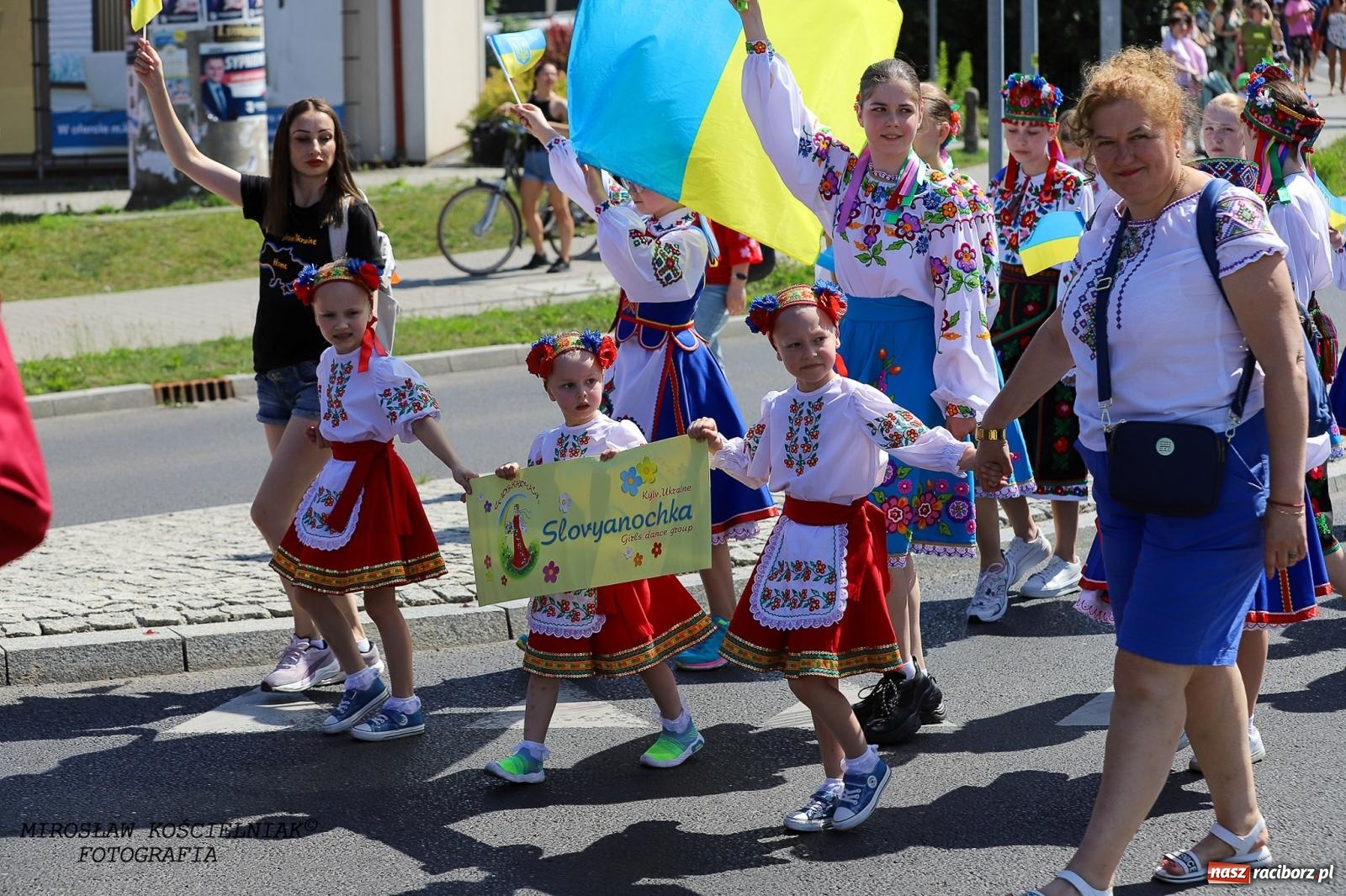Zdjęcie w galerii na portalu naszraciborz.pl: Raciborskie święto folkloru. Kolorowa parada przeszła przez miasto, tańce na zamku [FOTO i WIDEO] wiadomości z regionu