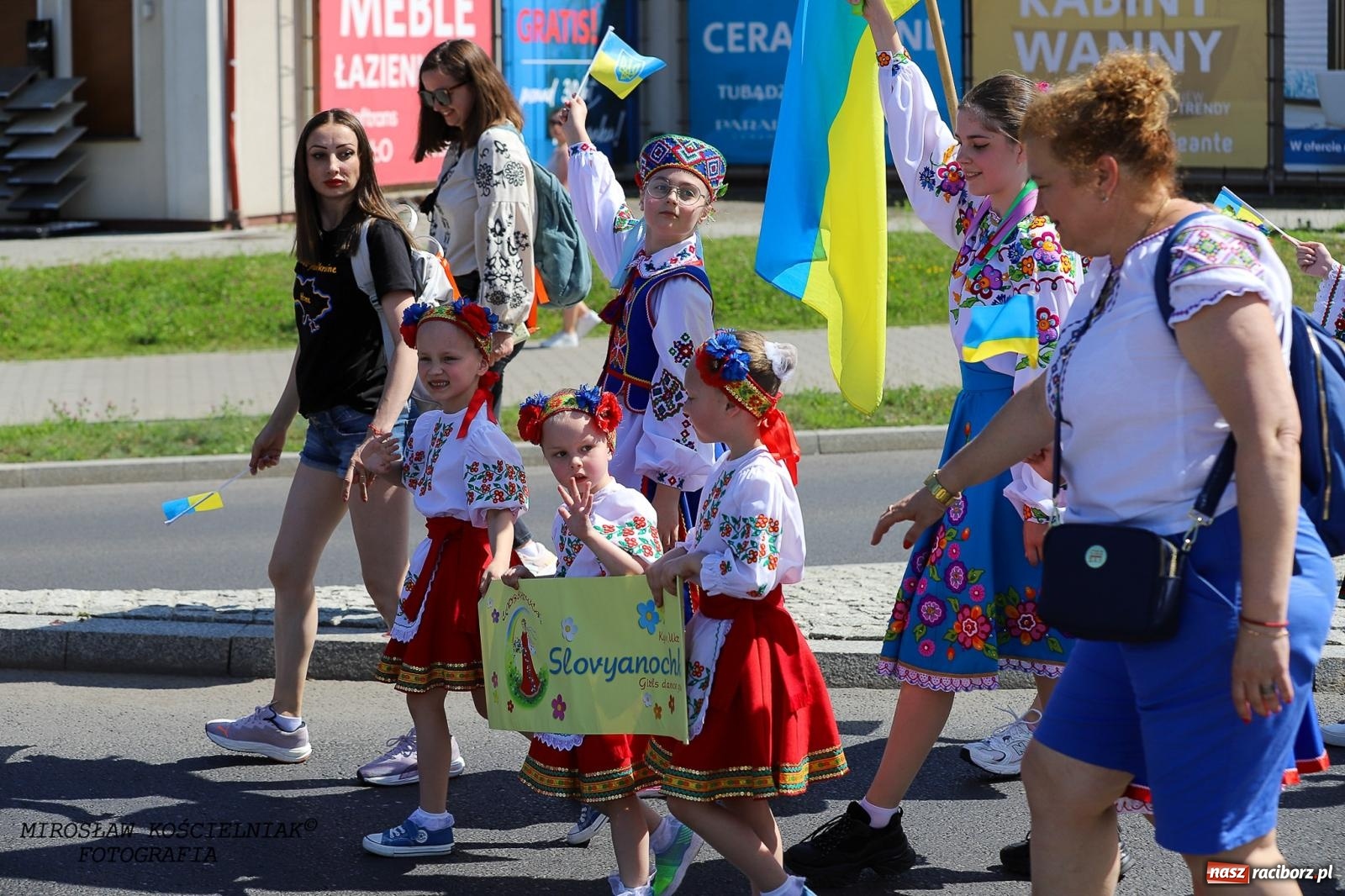 Zdjęcie w galerii na portalu naszraciborz.pl: Raciborskie święto folkloru. Kolorowa parada przeszła przez miasto, tańce na zamku [FOTO i WIDEO] wiadomości z regionu