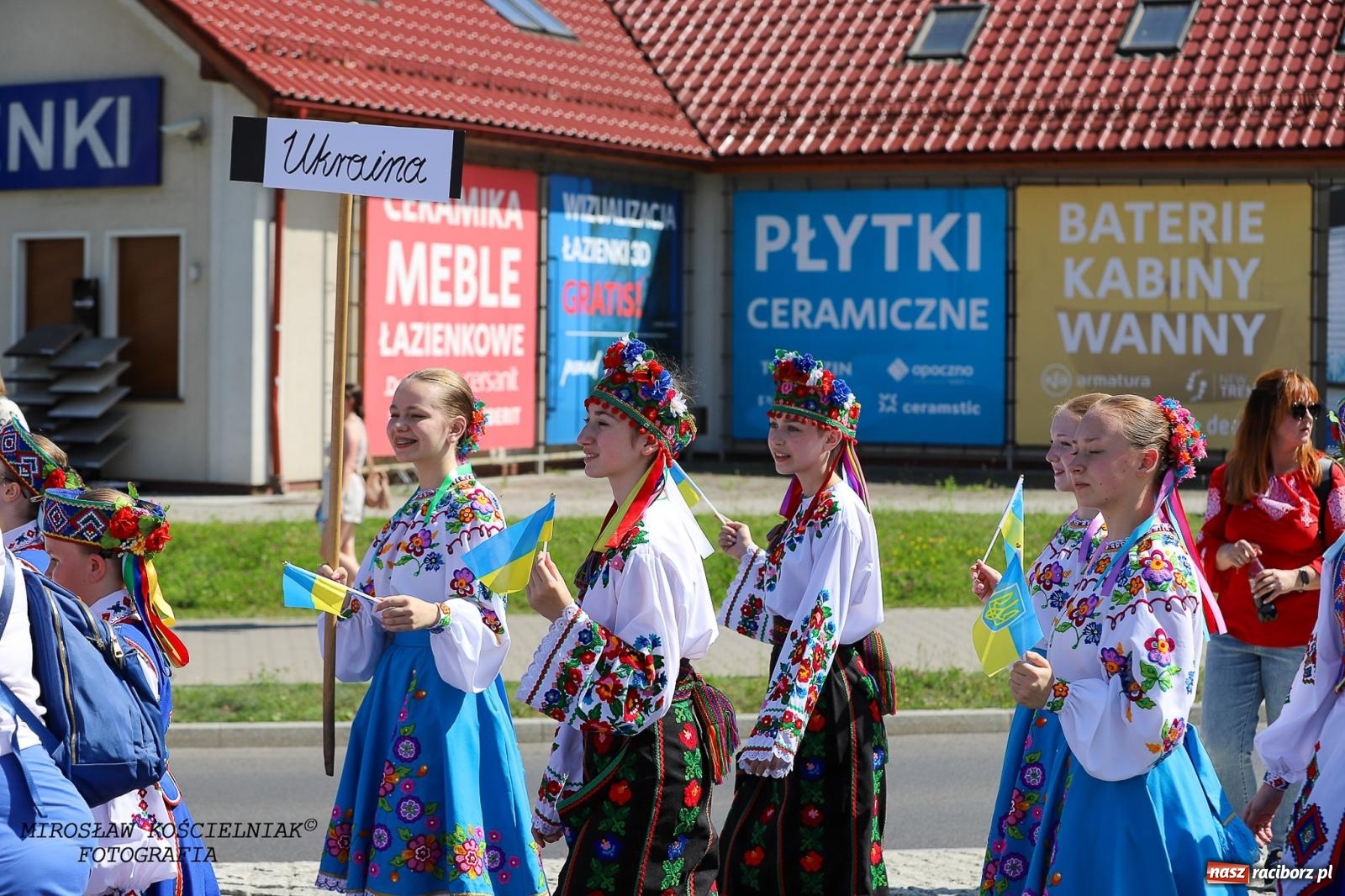 Zdjęcie w galerii na portalu naszraciborz.pl: Raciborskie święto folkloru. Kolorowa parada przeszła przez miasto, tańce na zamku [FOTO i WIDEO] wiadomości z regionu