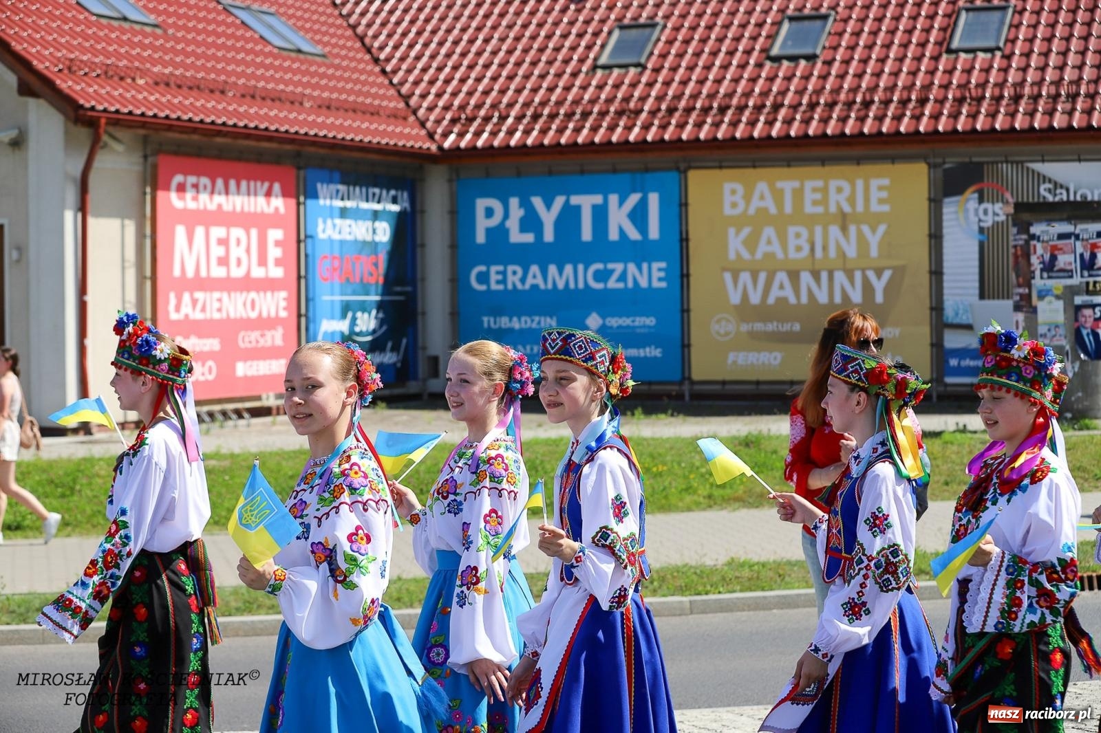 Zdjęcie w galerii na portalu naszraciborz.pl: Raciborskie święto folkloru. Kolorowa parada przeszła przez miasto, tańce na zamku [FOTO i WIDEO] wiadomości z regionu