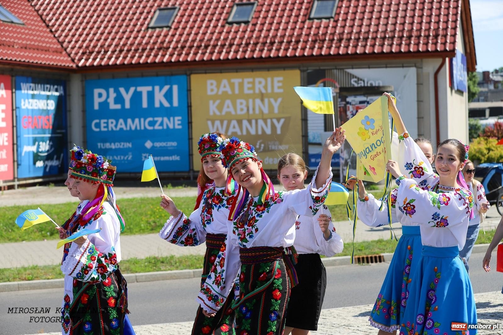 Zdjęcie w galerii na portalu naszraciborz.pl: Raciborskie święto folkloru. Kolorowa parada przeszła przez miasto, tańce na zamku [FOTO i WIDEO] wiadomości z regionu