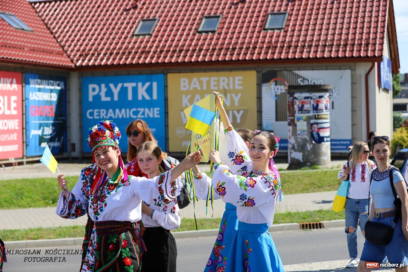 Zdjęcie w galerii na portalu naszraciborz.pl: Raciborskie święto folkloru. Kolorowa parada przeszła przez miasto, tańce na zamku [FOTO i WIDEO] wiadomości z regionu