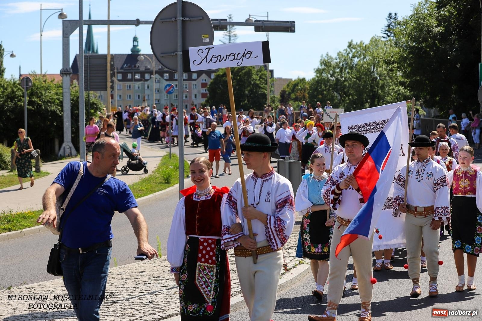 Zdjęcie w galerii na portalu naszraciborz.pl: Raciborskie święto folkloru. Kolorowa parada przeszła przez miasto, tańce na zamku [FOTO i WIDEO] wiadomości z regionu