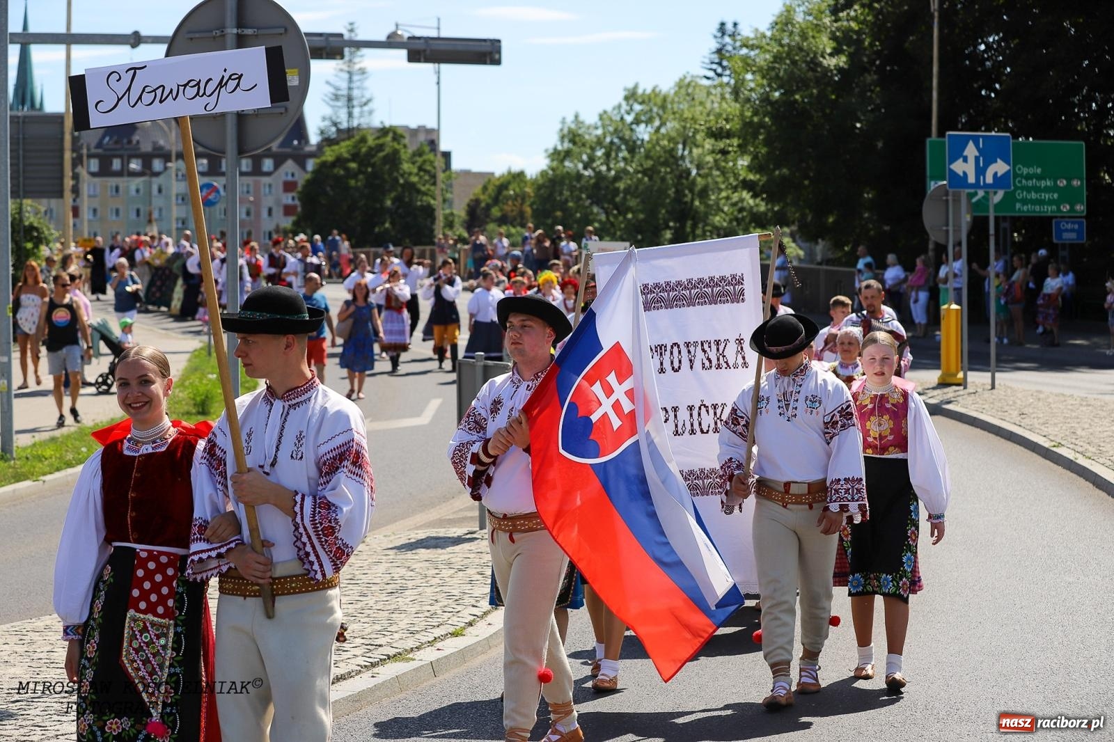 Zdjęcie w galerii na portalu naszraciborz.pl: Raciborskie święto folkloru. Kolorowa parada przeszła przez miasto, tańce na zamku [FOTO i WIDEO] wiadomości z regionu