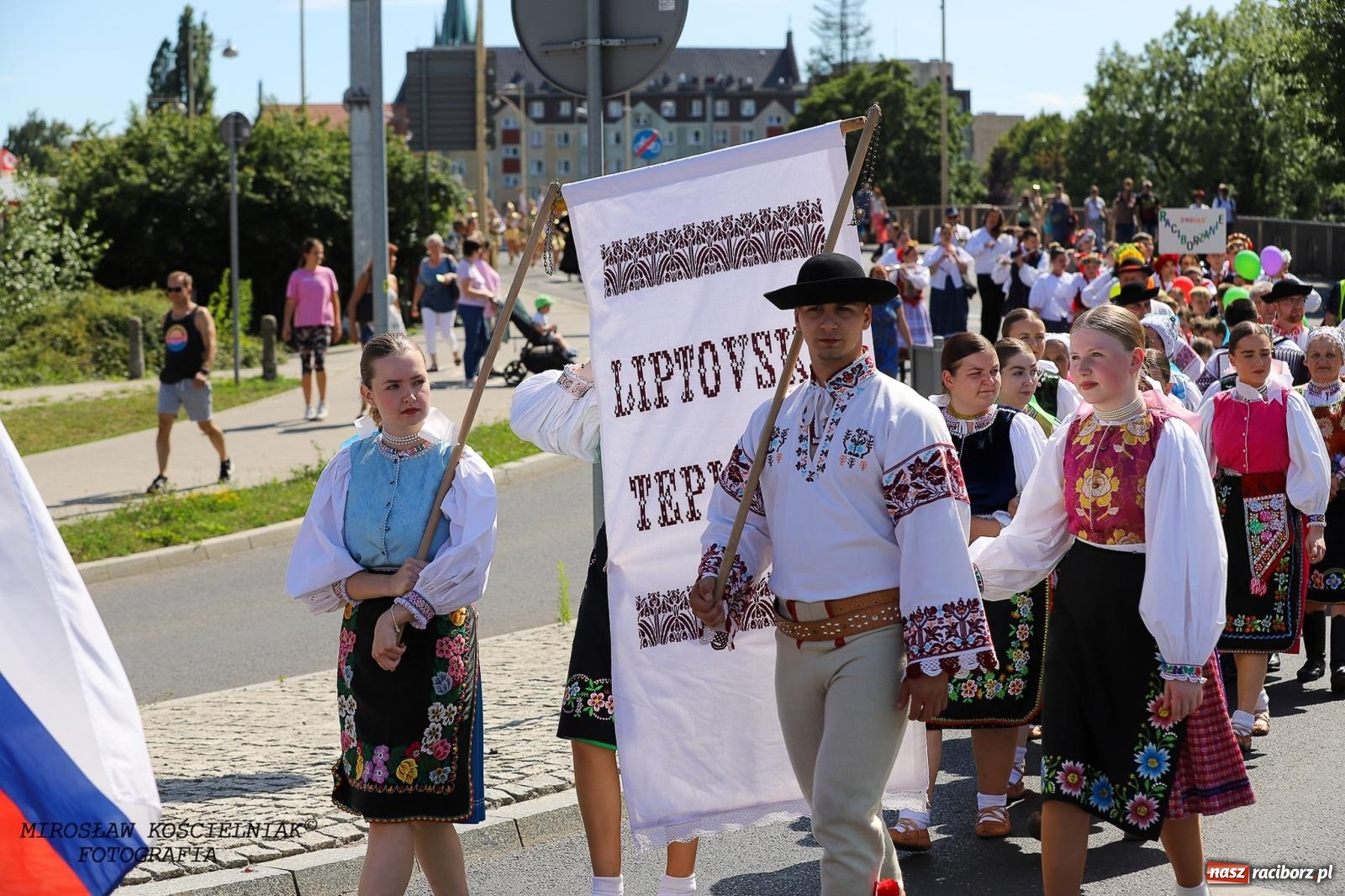 Zdjęcie w galerii na portalu naszraciborz.pl: Raciborskie święto folkloru. Kolorowa parada przeszła przez miasto, tańce na zamku [FOTO i WIDEO] wiadomości z regionu
