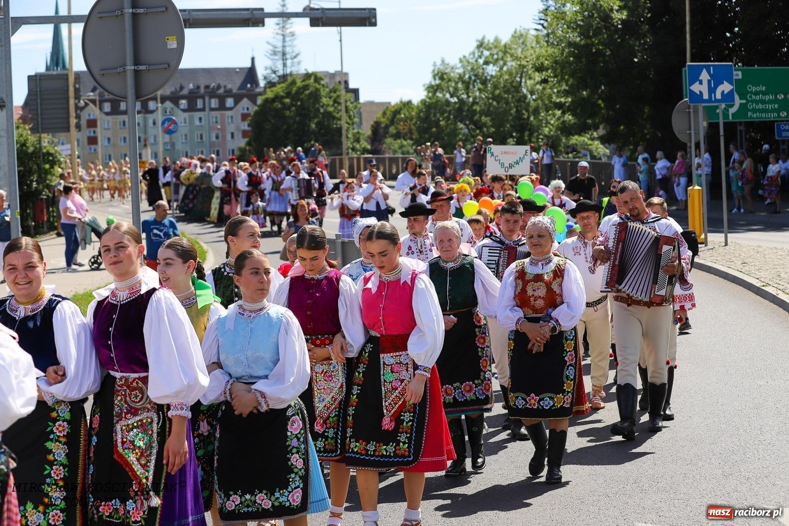 Zdjęcie w galerii na portalu naszraciborz.pl: Raciborskie święto folkloru. Kolorowa parada przeszła przez miasto, tańce na zamku [FOTO i WIDEO] wiadomości z regionu
