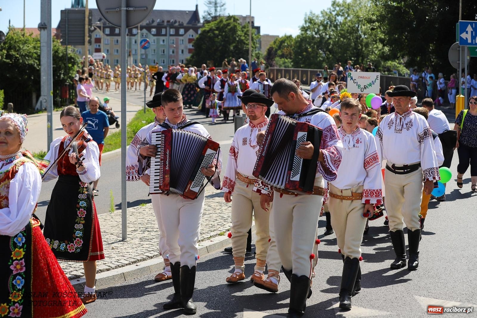 Zdjęcie w galerii na portalu naszraciborz.pl: Raciborskie święto folkloru. Kolorowa parada przeszła przez miasto, tańce na zamku [FOTO i WIDEO] wiadomości z regionu