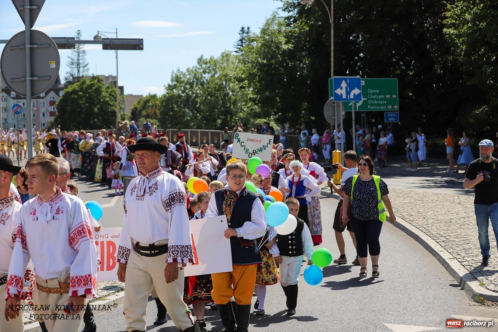 Zdjęcie w galerii na portalu naszraciborz.pl: Raciborskie święto folkloru. Kolorowa parada przeszła przez miasto, tańce na zamku [FOTO i WIDEO] wiadomości z regionu
