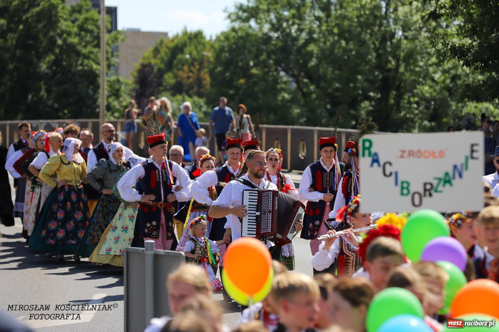 Zdjęcie w galerii na portalu naszraciborz.pl: Raciborskie święto folkloru. Kolorowa parada przeszła przez miasto, tańce na zamku [FOTO i WIDEO] wiadomości z regionu