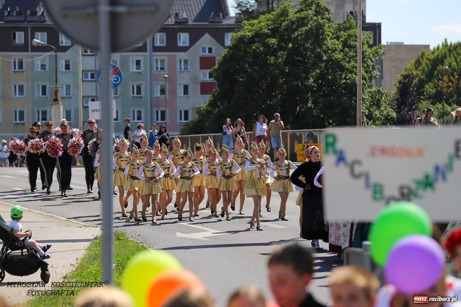 Zdjęcie w galerii na portalu naszraciborz.pl: Raciborskie święto folkloru. Kolorowa parada przeszła przez miasto, tańce na zamku [FOTO i WIDEO] wiadomości z regionu