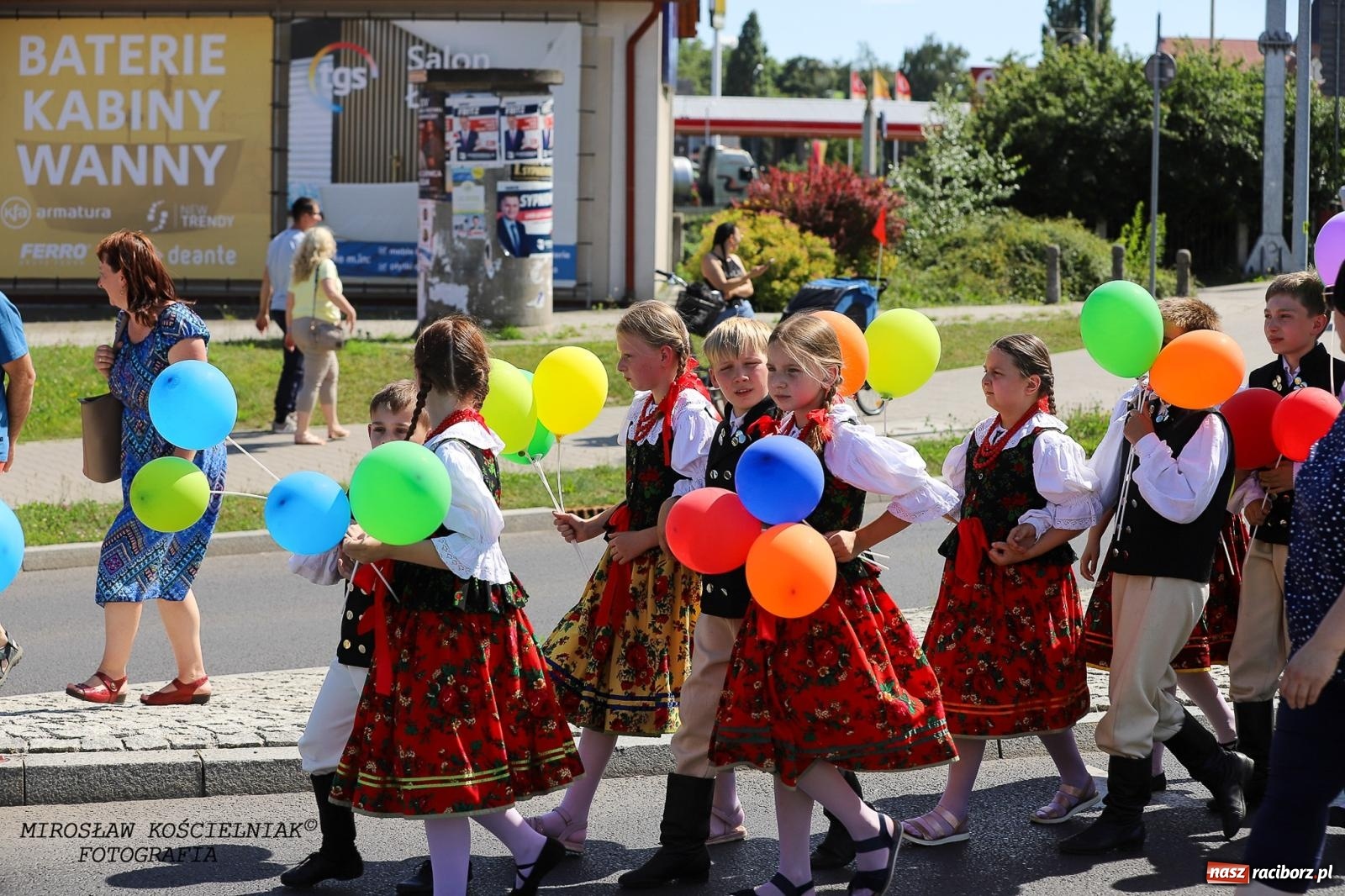 Zdjęcie w galerii na portalu naszraciborz.pl: Raciborskie święto folkloru. Kolorowa parada przeszła przez miasto, tańce na zamku [FOTO i WIDEO] wiadomości z regionu