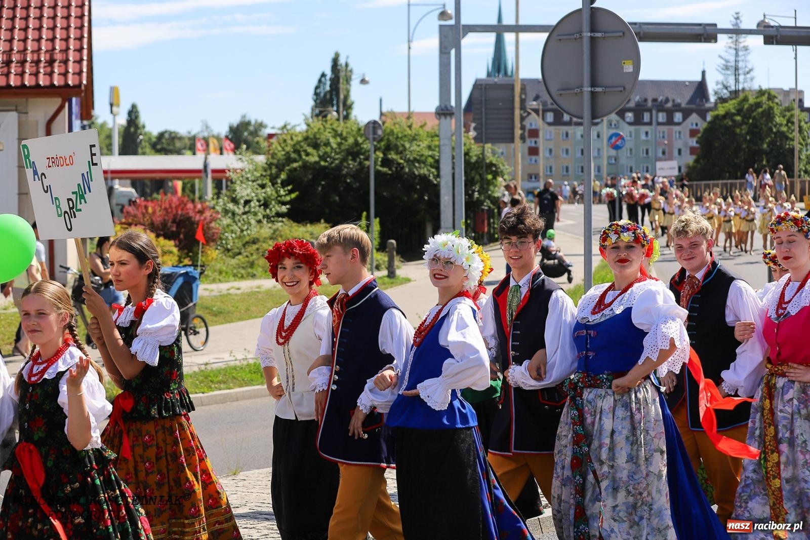 Zdjęcie w galerii na portalu naszraciborz.pl: Raciborskie święto folkloru. Kolorowa parada przeszła przez miasto, tańce na zamku [FOTO i WIDEO] wiadomości z regionu