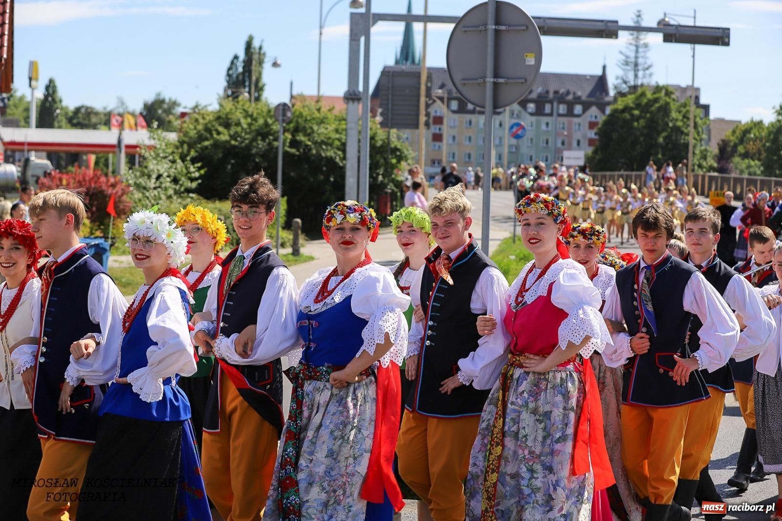 Zdjęcie w galerii na portalu naszraciborz.pl: Raciborskie święto folkloru. Kolorowa parada przeszła przez miasto, tańce na zamku [FOTO i WIDEO] wiadomości z regionu
