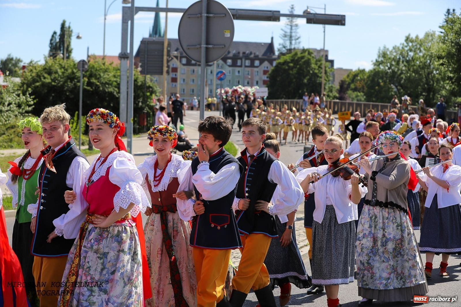 Zdjęcie w galerii na portalu naszraciborz.pl: Raciborskie święto folkloru. Kolorowa parada przeszła przez miasto, tańce na zamku [FOTO i WIDEO] wiadomości z regionu