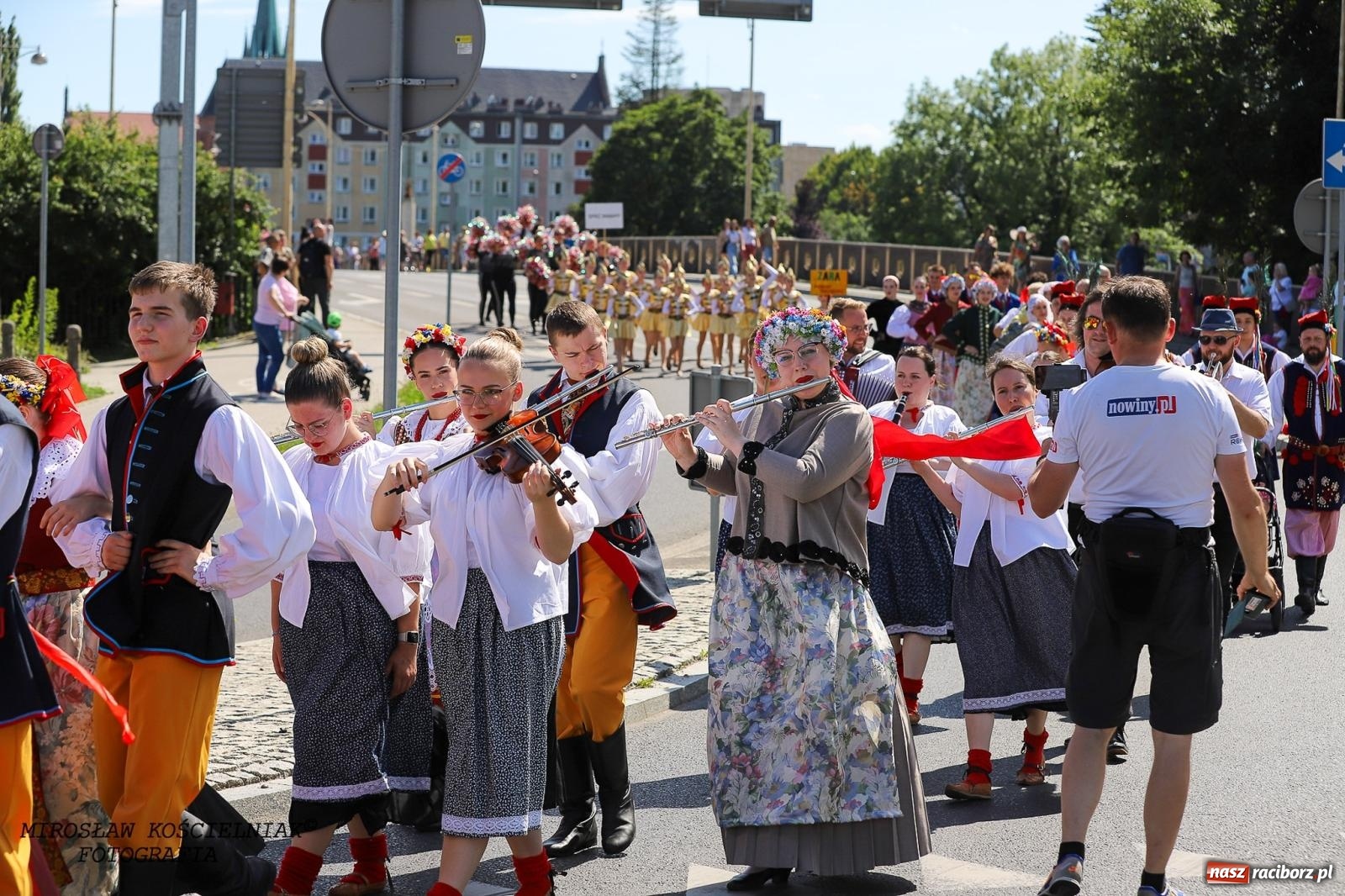 Zdjęcie w galerii na portalu naszraciborz.pl: Raciborskie święto folkloru. Kolorowa parada przeszła przez miasto, tańce na zamku [FOTO i WIDEO] wiadomości z regionu