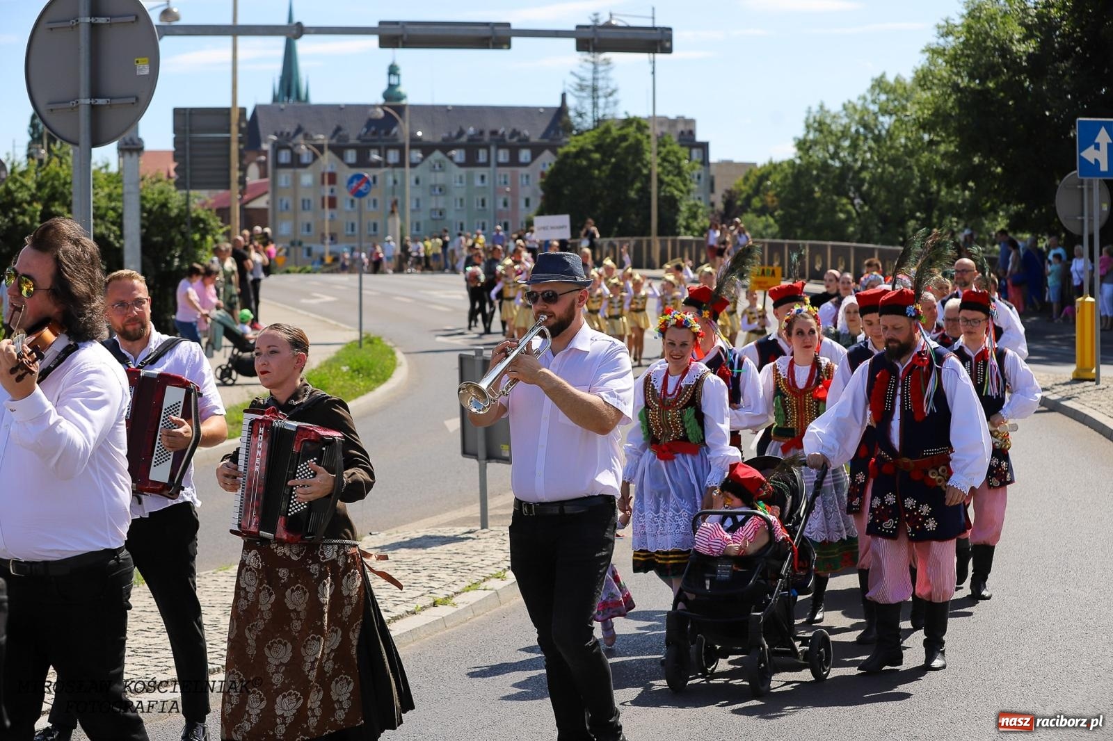 Zdjęcie w galerii na portalu naszraciborz.pl: Raciborskie święto folkloru. Kolorowa parada przeszła przez miasto, tańce na zamku [FOTO i WIDEO] wiadomości z regionu