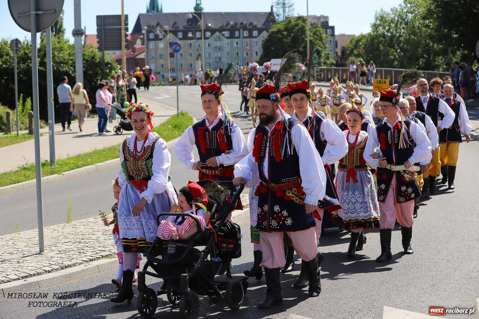 Zdjęcie w galerii na portalu naszraciborz.pl: Raciborskie święto folkloru. Kolorowa parada przeszła przez miasto, tańce na zamku [FOTO i WIDEO] wiadomości z regionu
