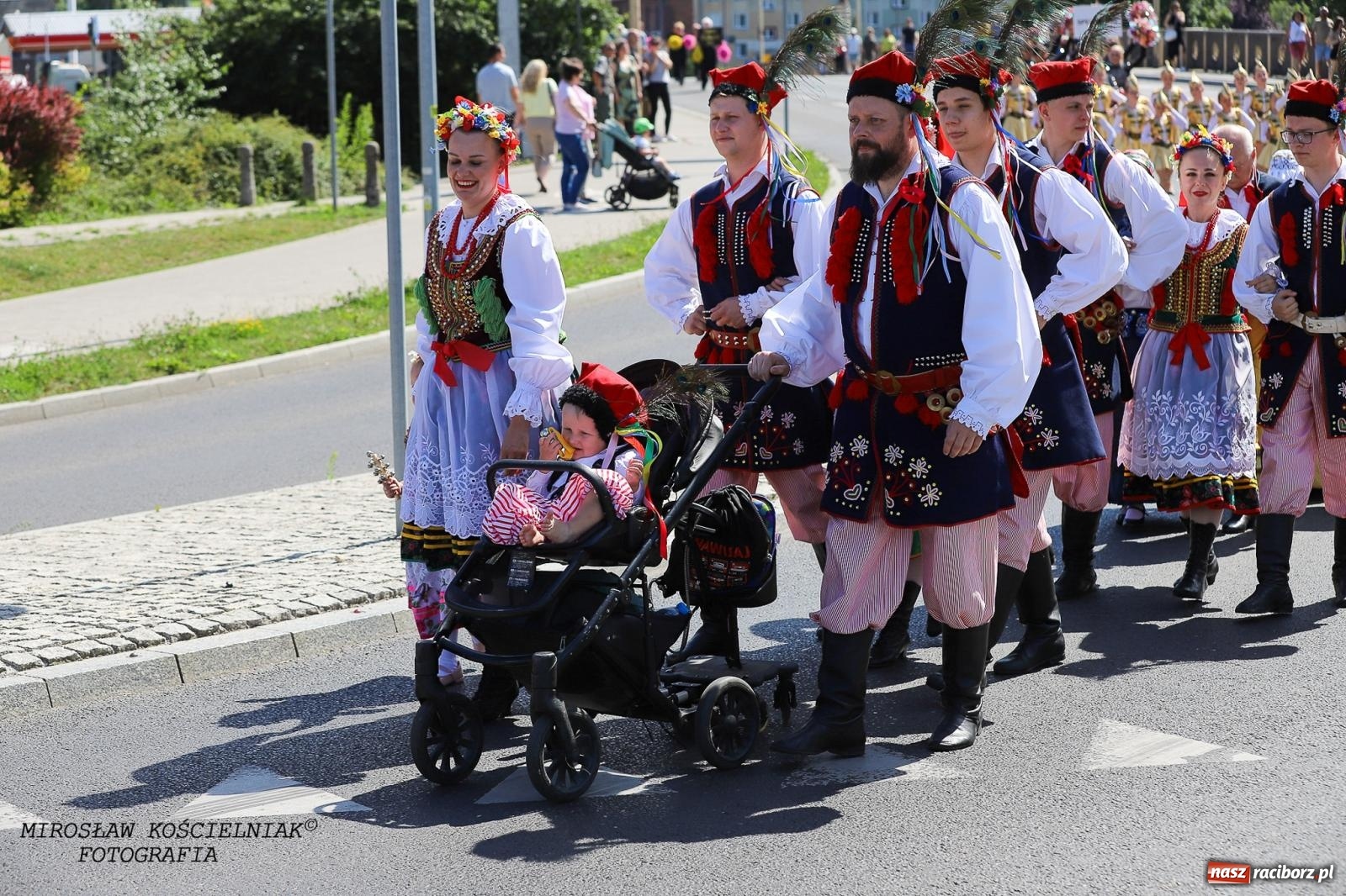 Zdjęcie w galerii na portalu naszraciborz.pl: Raciborskie święto folkloru. Kolorowa parada przeszła przez miasto, tańce na zamku [FOTO i WIDEO] wiadomości z regionu