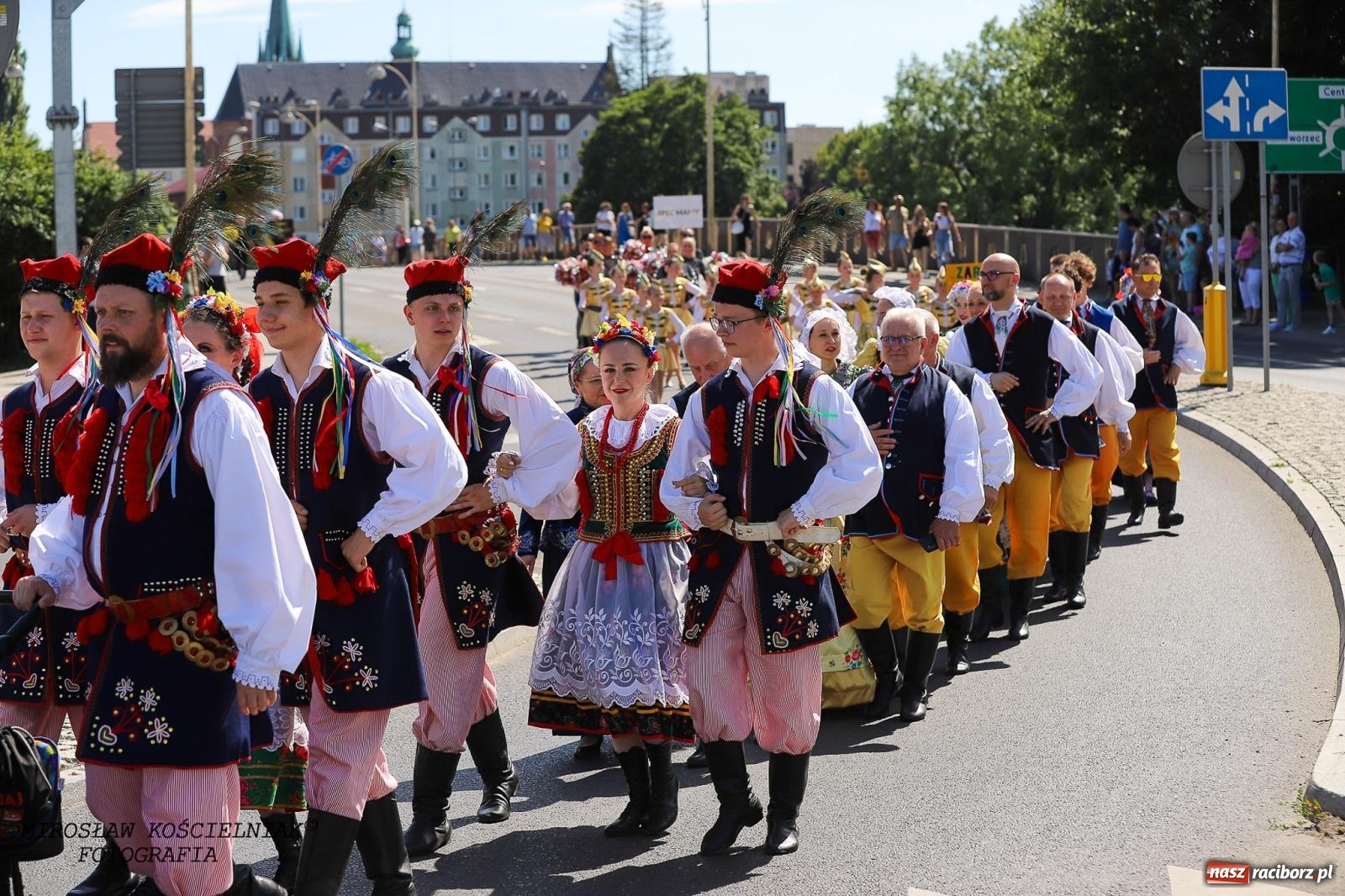 Zdjęcie w galerii na portalu naszraciborz.pl: Raciborskie święto folkloru. Kolorowa parada przeszła przez miasto, tańce na zamku [FOTO i WIDEO] wiadomości z regionu