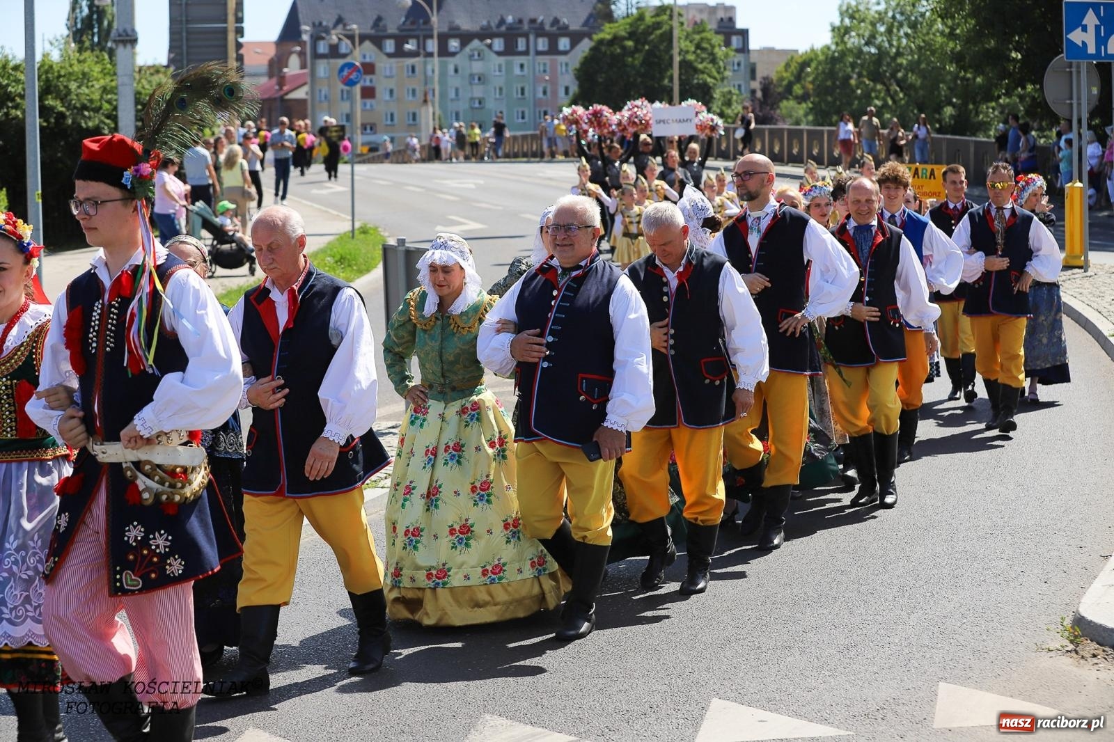 Zdjęcie w galerii na portalu naszraciborz.pl: Raciborskie święto folkloru. Kolorowa parada przeszła przez miasto, tańce na zamku [FOTO i WIDEO] wiadomości z regionu