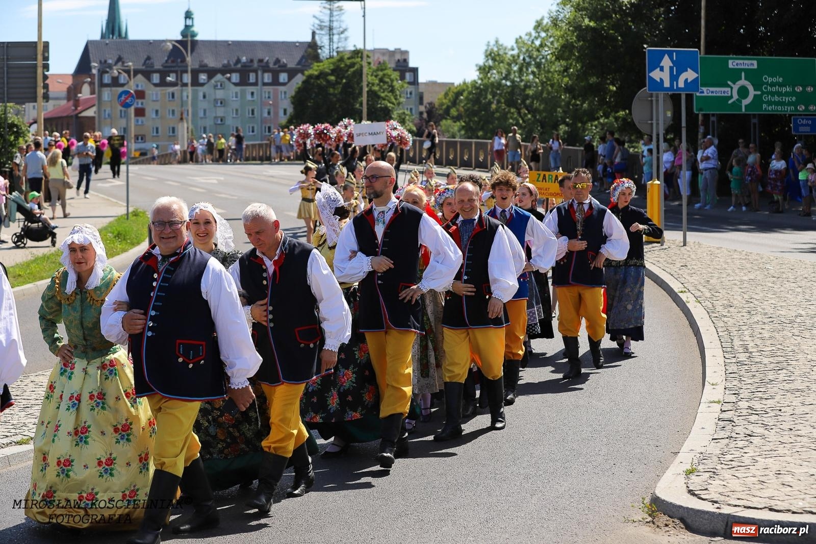 Zdjęcie w galerii na portalu naszraciborz.pl: Raciborskie święto folkloru. Kolorowa parada przeszła przez miasto, tańce na zamku [FOTO i WIDEO] wiadomości z regionu