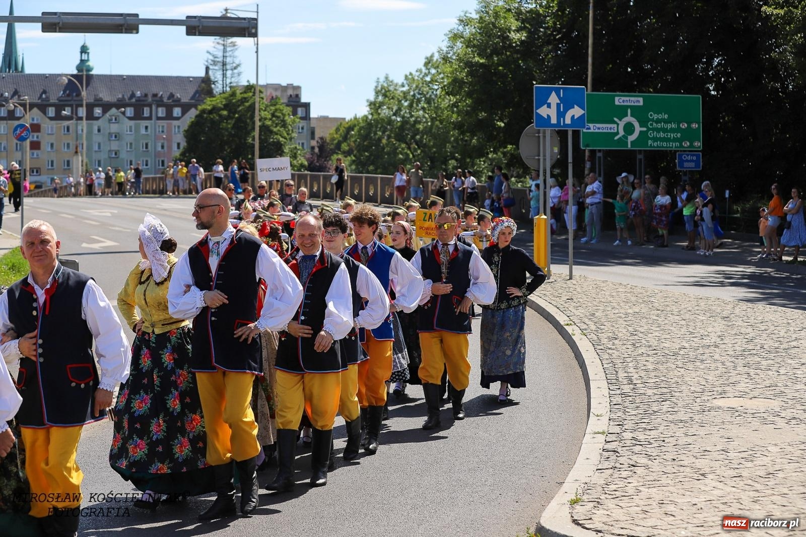 Zdjęcie w galerii na portalu naszraciborz.pl: Raciborskie święto folkloru. Kolorowa parada przeszła przez miasto, tańce na zamku [FOTO i WIDEO] wiadomości z regionu