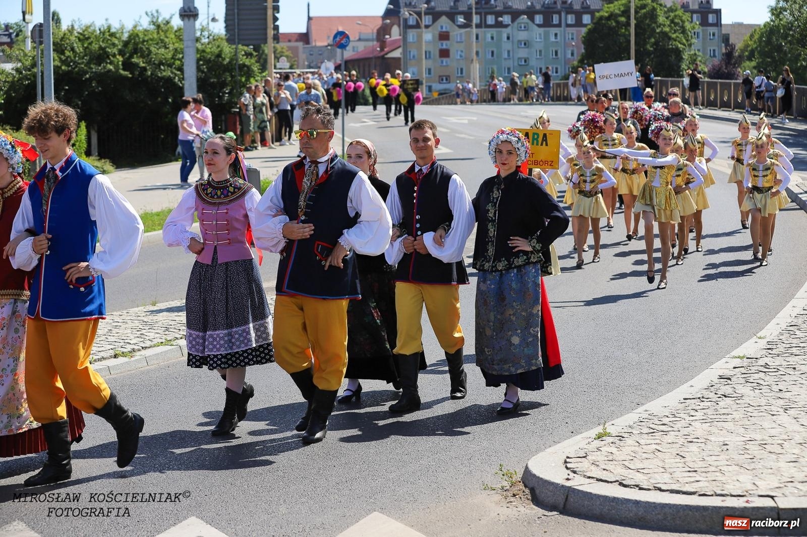 Zdjęcie w galerii na portalu naszraciborz.pl: Raciborskie święto folkloru. Kolorowa parada przeszła przez miasto, tańce na zamku [FOTO i WIDEO] wiadomości z regionu