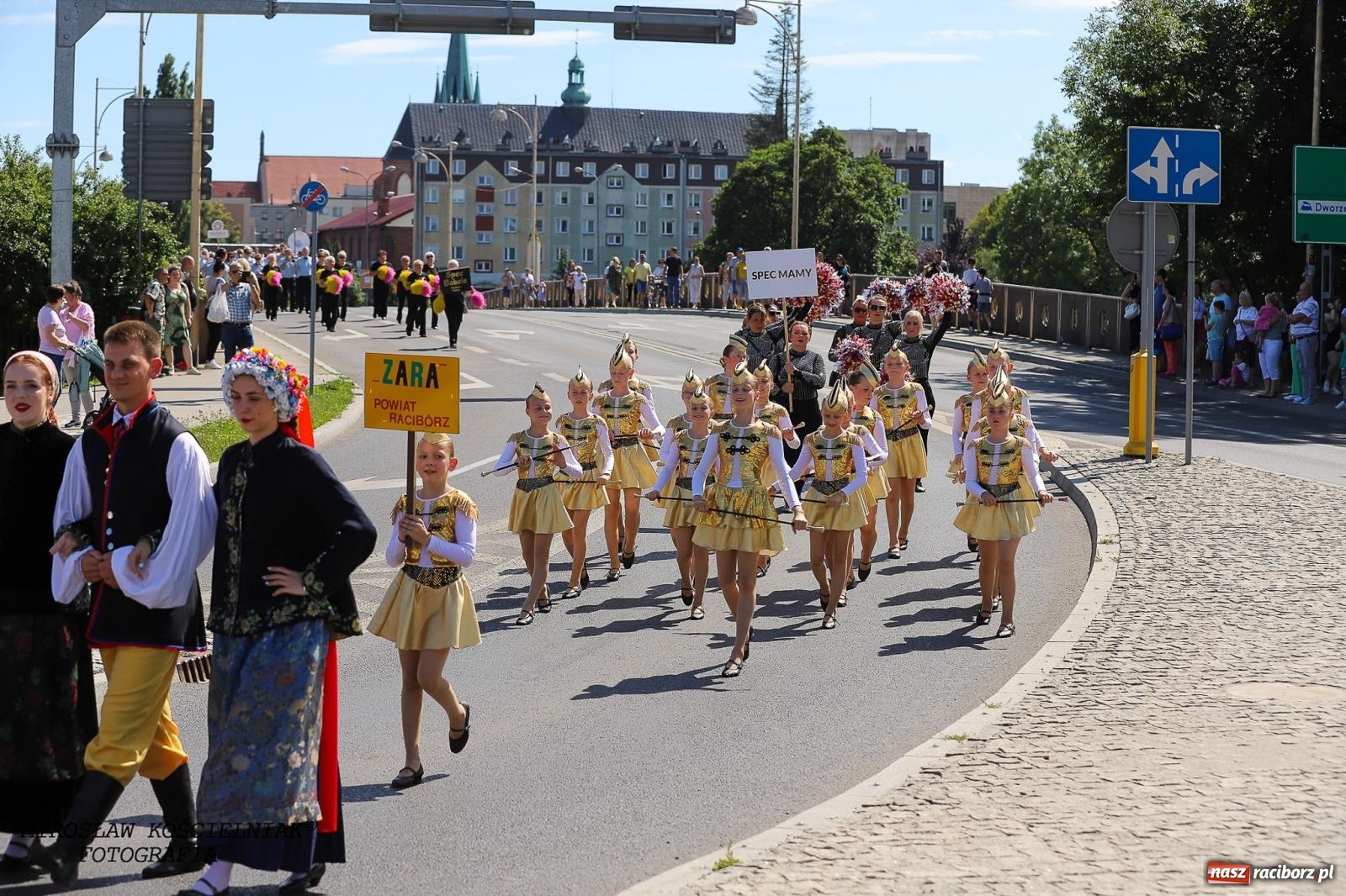 Zdjęcie w galerii na portalu naszraciborz.pl: Raciborskie święto folkloru. Kolorowa parada przeszła przez miasto, tańce na zamku [FOTO i WIDEO] wiadomości z regionu