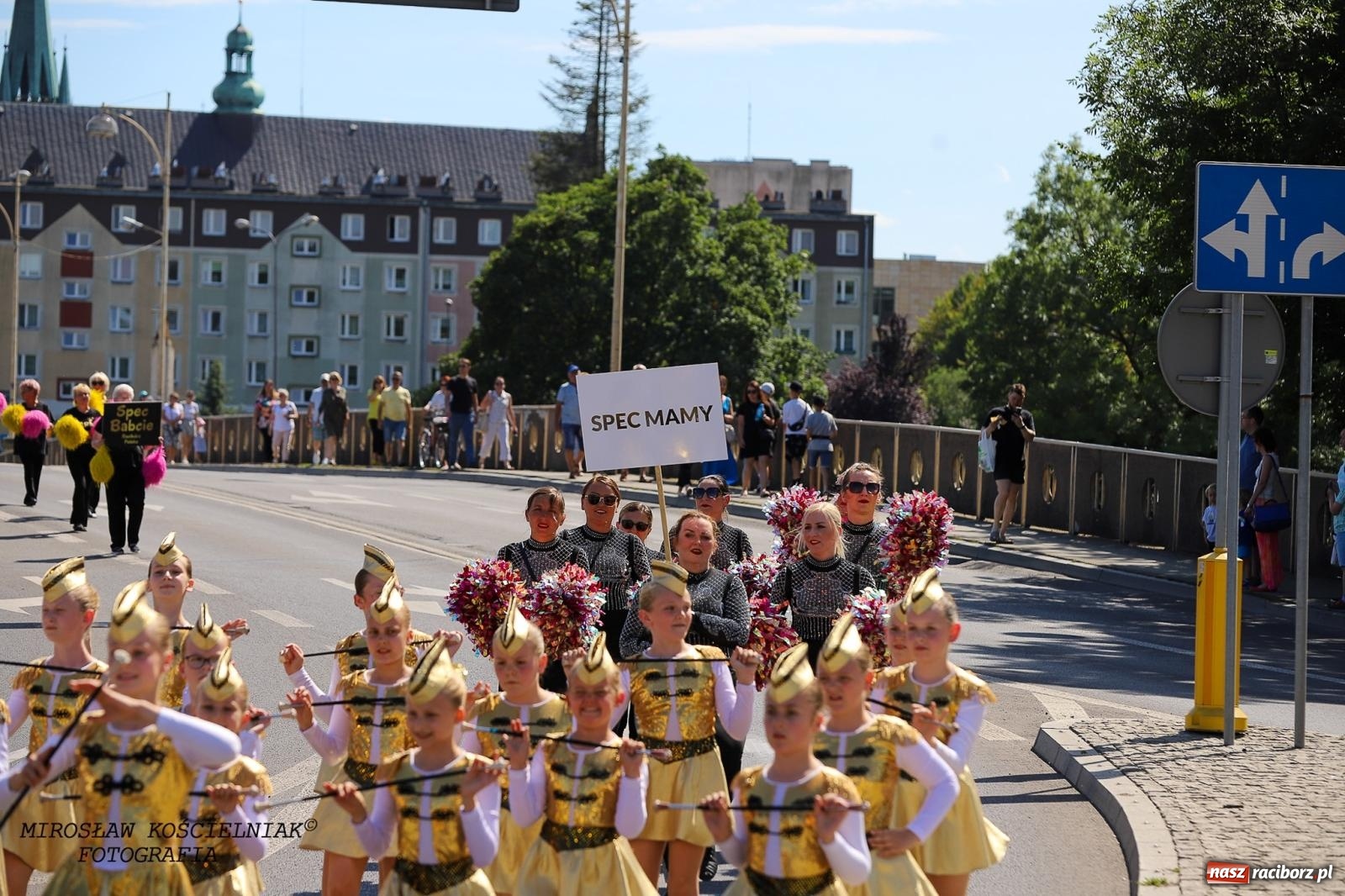 Zdjęcie w galerii na portalu naszraciborz.pl: Raciborskie święto folkloru. Kolorowa parada przeszła przez miasto, tańce na zamku [FOTO i WIDEO] wiadomości z regionu