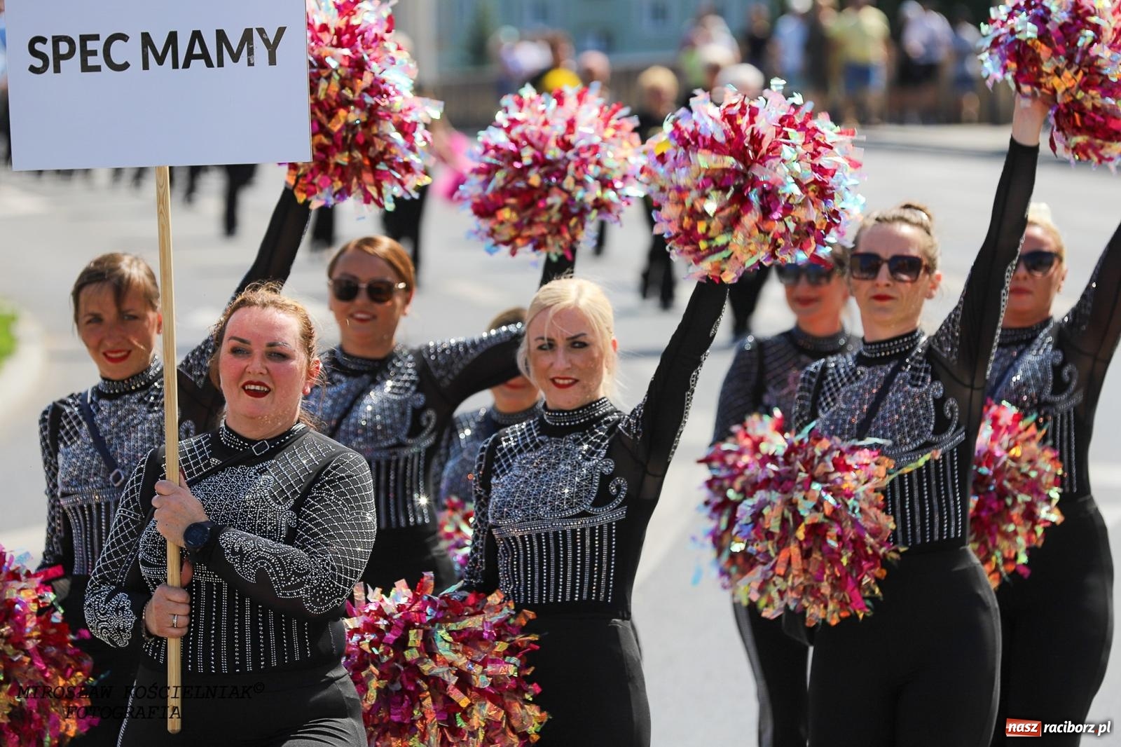 Zdjęcie w galerii na portalu naszraciborz.pl: Raciborskie święto folkloru. Kolorowa parada przeszła przez miasto, tańce na zamku [FOTO i WIDEO] wiadomości z regionu