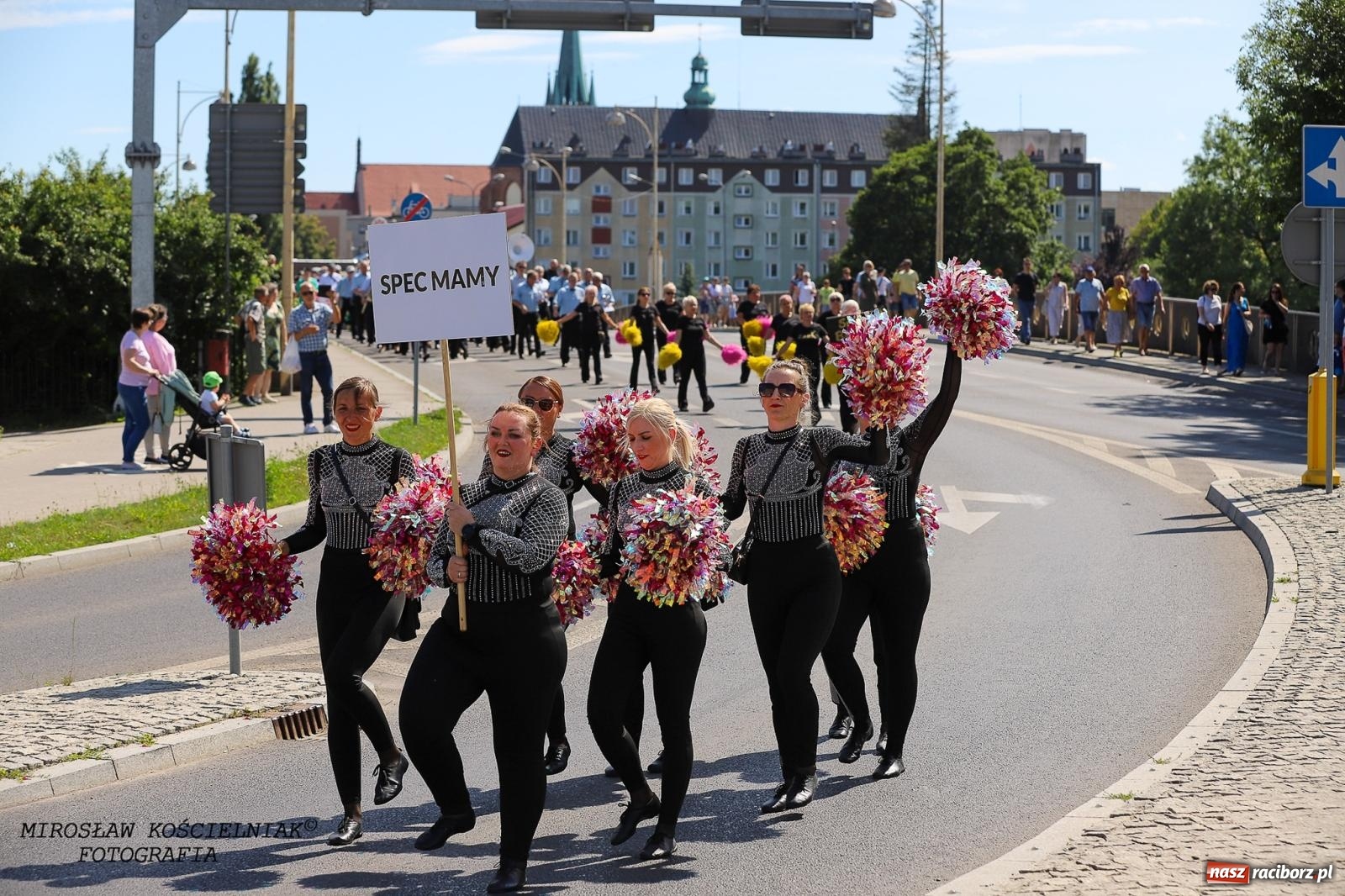 Zdjęcie w galerii na portalu naszraciborz.pl: Raciborskie święto folkloru. Kolorowa parada przeszła przez miasto, tańce na zamku [FOTO i WIDEO] wiadomości z regionu