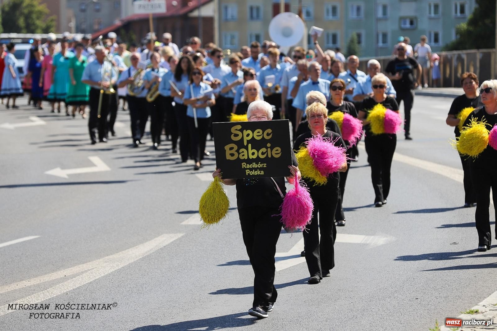 Zdjęcie w galerii na portalu naszraciborz.pl: Raciborskie święto folkloru. Kolorowa parada przeszła przez miasto, tańce na zamku [FOTO i WIDEO] wiadomości z regionu