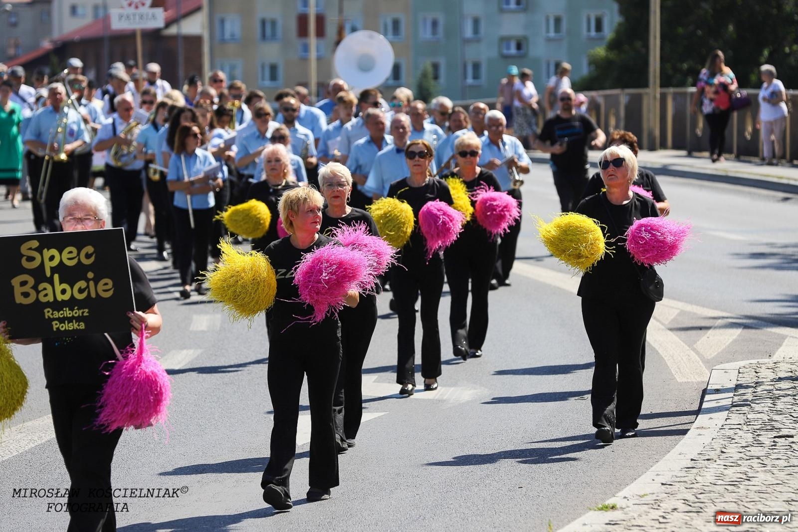 Zdjęcie w galerii na portalu naszraciborz.pl: Raciborskie święto folkloru. Kolorowa parada przeszła przez miasto, tańce na zamku [FOTO i WIDEO] wiadomości z regionu