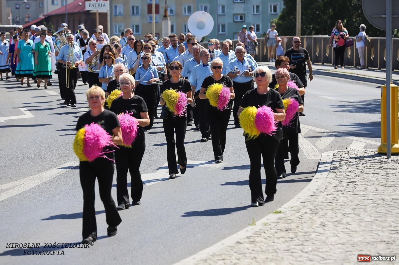 Zdjęcie w galerii na portalu naszraciborz.pl: Raciborskie święto folkloru. Kolorowa parada przeszła przez miasto, tańce na zamku [FOTO i WIDEO] wiadomości z regionu
