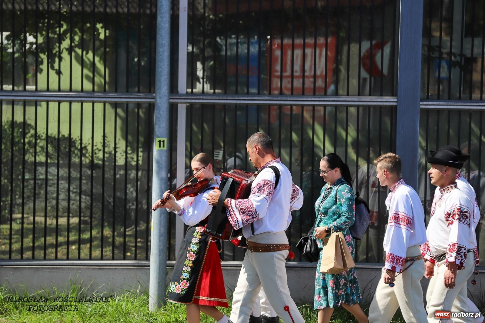 Zdjęcie w galerii na portalu naszraciborz.pl: Raciborskie święto folkloru. Kolorowa parada przeszła przez miasto, tańce na zamku [FOTO i WIDEO] wiadomości z regionu