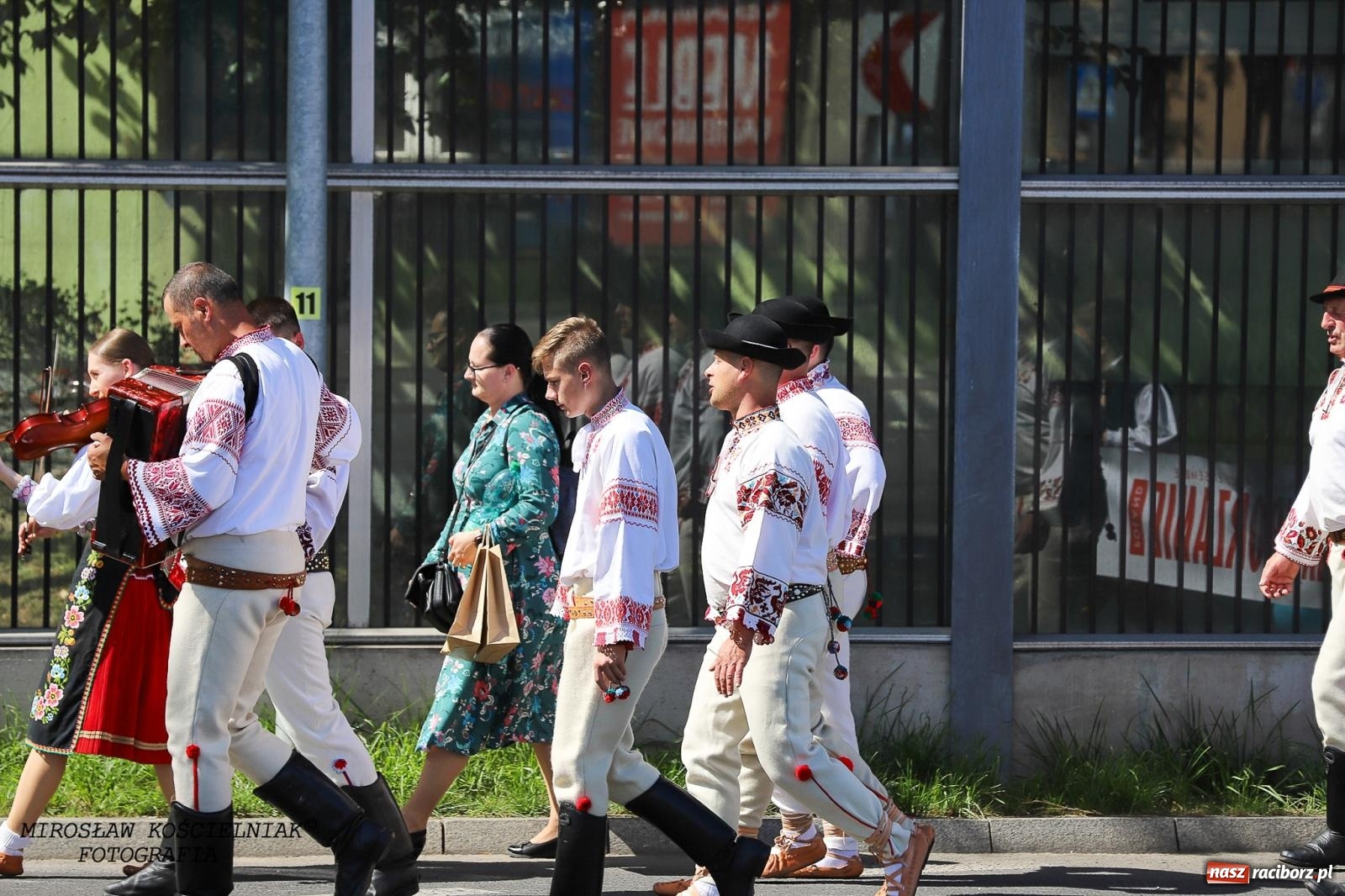 Zdjęcie w galerii na portalu naszraciborz.pl: Raciborskie święto folkloru. Kolorowa parada przeszła przez miasto, tańce na zamku [FOTO i WIDEO] wiadomości z regionu