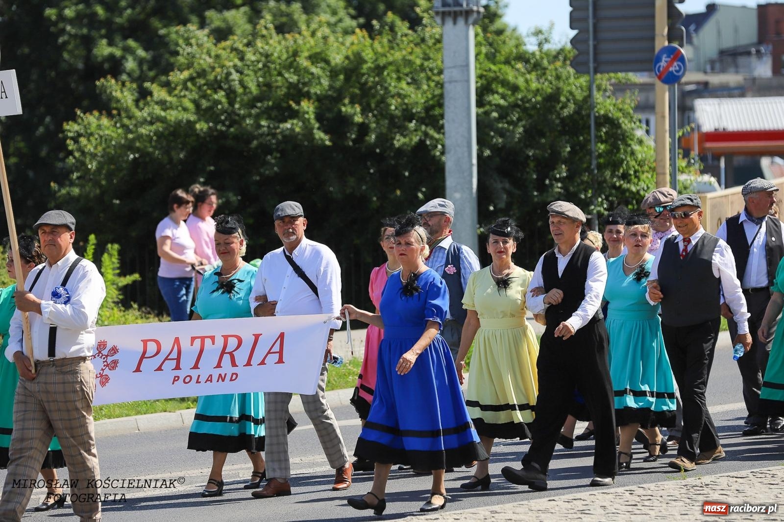 Zdjęcie w galerii na portalu naszraciborz.pl: Raciborskie święto folkloru. Kolorowa parada przeszła przez miasto, tańce na zamku [FOTO i WIDEO] wiadomości z regionu