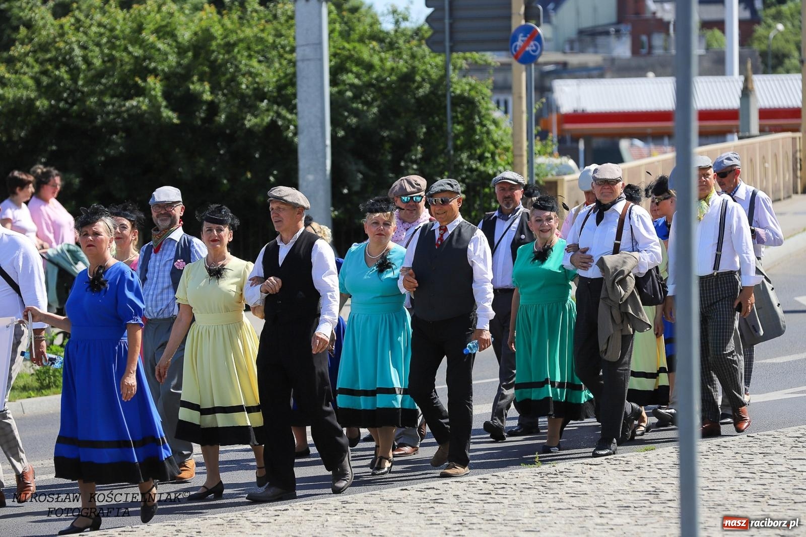 Zdjęcie w galerii na portalu naszraciborz.pl: Raciborskie święto folkloru. Kolorowa parada przeszła przez miasto, tańce na zamku [FOTO i WIDEO] wiadomości z regionu