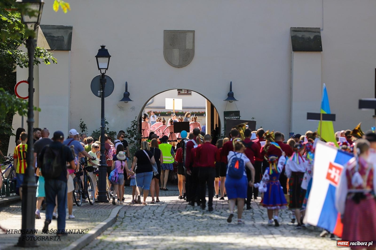Zdjęcie w galerii na portalu naszraciborz.pl: Raciborskie święto folkloru. Kolorowa parada przeszła przez miasto, tańce na zamku [FOTO i WIDEO] wiadomości z regionu